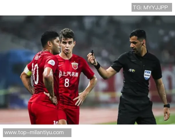 戈麦斯飞踹维尔茨引发争议前英裁判主管称应严惩罚下场